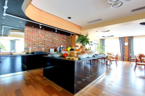 a kitchen with black counters and a brick wall at Auto Port Renice in Myślibórz