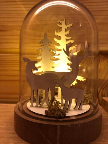 a christmas display with deer in a glass dome at Chalet de charme, le "Caribou Lodge", Eifel belge in Bullange
