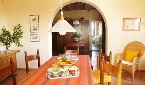 una mesa de comedor con un bol de fruta. en Casa Colonica en Bucine