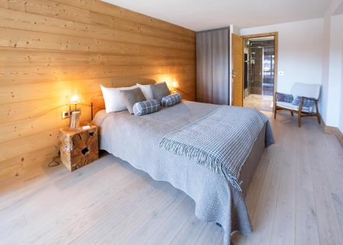 ムジェーヴにあるSplendid 2 bedroom apartment - AW 002の木製の壁のベッドルーム1室(ベッド1台付)