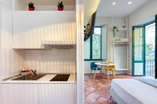 A kitchen or kitchenette at Mythos Holidays