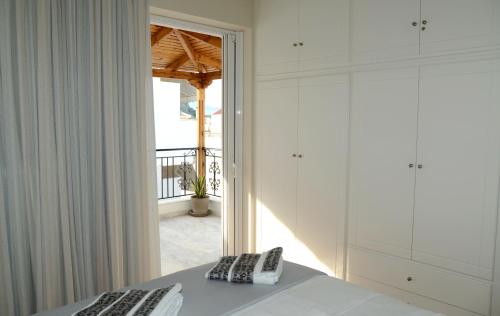Schlafzimmer mit einem Bett und Blick auf einen Balkon in der Unterkunft My Place in Nafplio