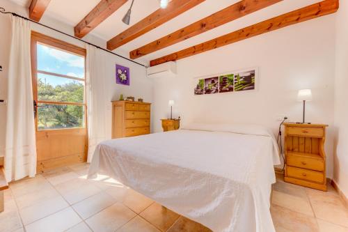 ポリェンサにあるVilla Es Coste Rafal By SunVillas Mallorcaのベッドルーム(白いベッド1台、窓付)
