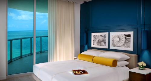 Kama o mga kama sa kuwarto sa Sole Miami, A Noble House Resort