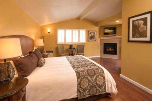 Katil atau katil-katil dalam bilik di Sunset Inn Pacific Grove