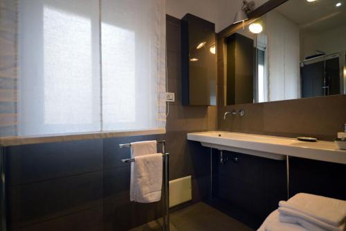 W łazience znajduje się umywalka i lustro. w obiekcie LA LOCANDA DELL'ARTE-DE GASPERI w mieście Napoli