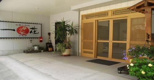 wejście do budynku z drzwiami i roślinami w obiekcie Ichigekan / Vacation STAY 8476 w mieście Nakanojo