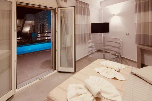 Postel nebo postele na pokoji v ubytování Aeris suites