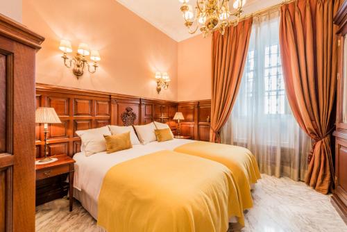 a bedroom with a large bed and a window at Cubo's Casa Manzanares Bijou in Alhaurín el Grande