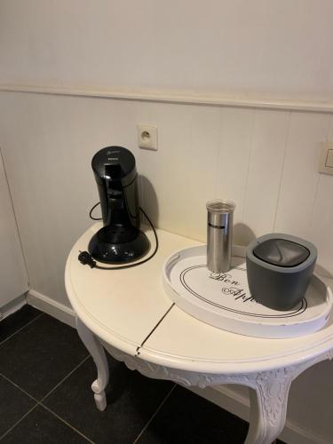 una mesa con una cafetera encima en Apartment Thalassa, en Blankenberge
