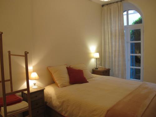 - une chambre avec un lit, une fenêtre et deux lampes dans l'établissement L'Ancien Couvent sur jardin, havre de paix en centre ville à 100m de la mer avec parking privatif, à Sète