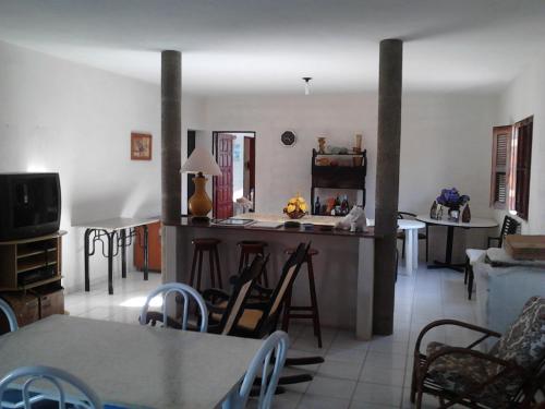 uma cozinha e sala de estar com mesa e cadeiras em Repouso do Mar Residence em Aracati