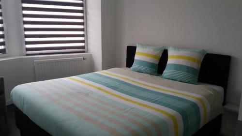 Una cama o camas en una habitación de Nieuw 2 Slaapkamer Appartement van 90 m²