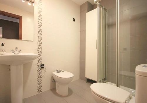 ラスパルマス・デ・グランカナリアにあるMarlenghi Apartments 8 2Aのバスルーム(トイレ、洗面台、シャワー付)