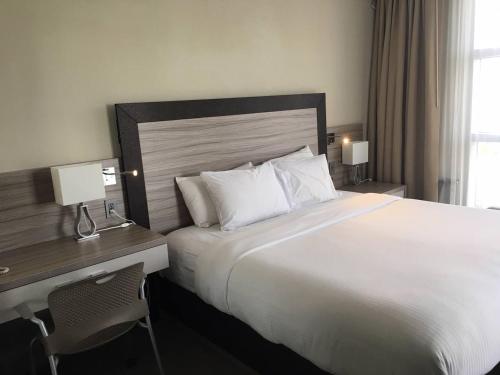 Habitación de hotel con cama grande y escritorio. en Marenas 2 Bed 907, en Miami Beach