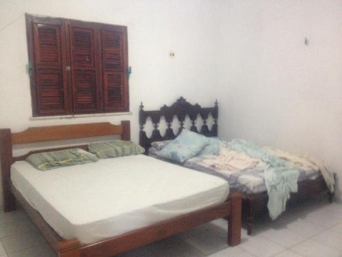 two beds sitting next to each other in a room at Repouso do Mar Residence in Aracati