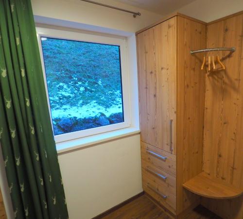 a bathroom with a window and a shower at MarieindenBergen - Ihre private Unterkunft in Saalbach-Hinterglemm