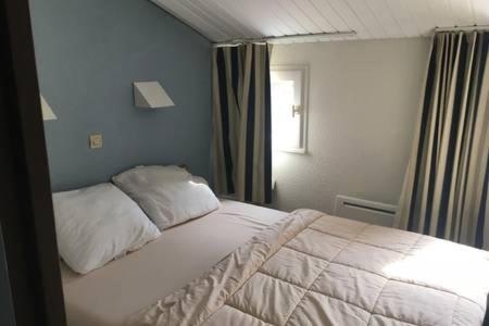 タルモンにあるPort de Bourgenay Batiment Frégateの窓付きの部屋にベッド付きのベッドルーム1室があります。