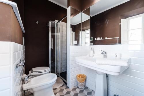 łazienka z toaletą i umywalką w obiekcie Suite cuore di Lucca w Lukce