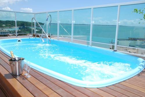 伊里里的住宿－群島迎風賓館，游轮甲板上的热水浴池