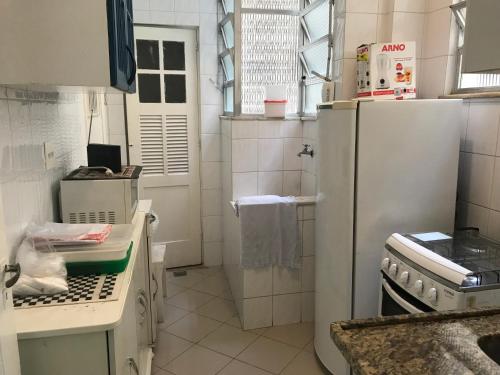 Η κουζίνα ή μικρή κουζίνα στο Apartamento Copacabana 876