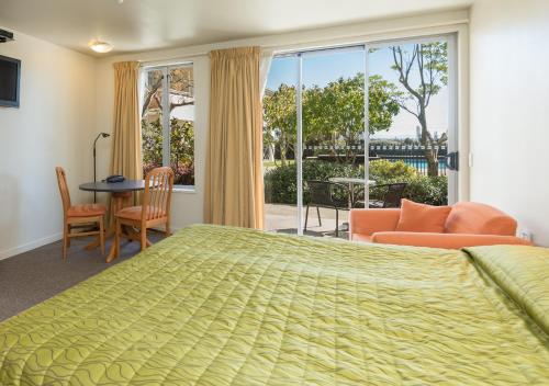 Кровать или кровати в номере Parkside Motel
