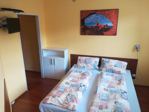 um quarto com duas camas e um quadro na parede em Apartments Rokytka 308 & 405 em Rokytnice nad Jizerou