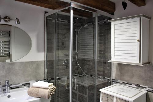 a bathroom with a shower and a sink at La corte segreta in Venice