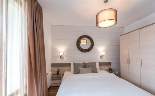 ★ Chic & Elegant 1 Bedroom in Eagle's Nest Complex ★ Close to Gondola and Bar Street tesisinde bir odada yatak veya yataklar
