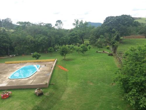 an aerial view of a yard with a swimming pool at Pousada Dedo de Deus in Paraisópolis