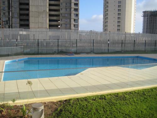 ein leeres Schwimmbad in einer Stadt mit hohen Gebäuden in der Unterkunft Peñuelas excelente vista y ubicacion in Coquimbo
