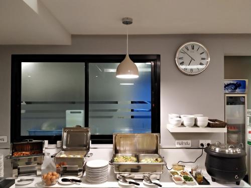 Kuchyň nebo kuchyňský kout v ubytování Rung Aroon Hotel By Le Siri