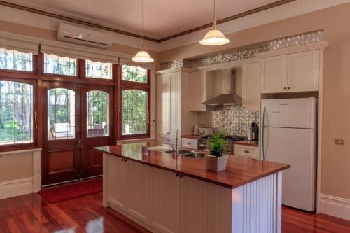 مطبخ أو مطبخ صغير في The Oaks Lilydale Accommodation