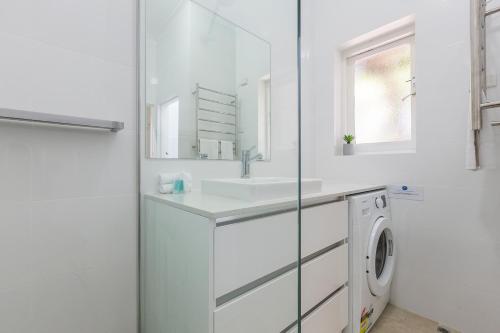 Et badeværelse på Cottesloe Bel-Air Apartment