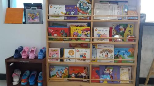 a book shelf filled with lots of books at Forest of Color Pension in Hongcheon