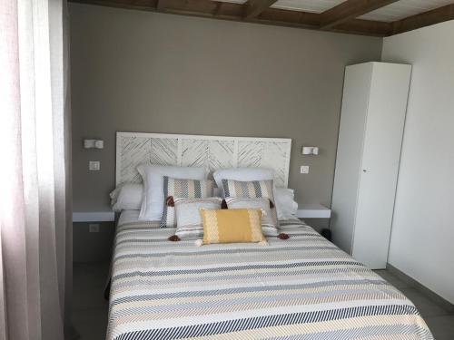 un letto con cuscini sopra in una camera da letto di Bras-Panon: Maison avec vue et piscine 1-4 pers. a Bras-Panon