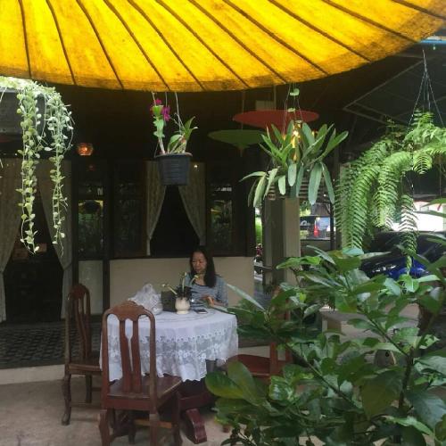 Baan Sithepaban Guesthouseにあるレストランまたは飲食店