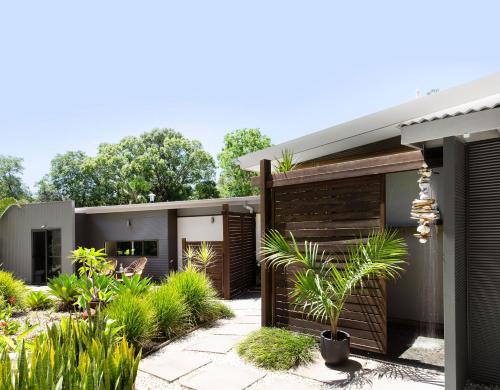 a house with a courtyard with plants at Lily Pad at Byron Bay in Byron Bay