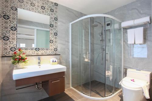 卡隆沙灘的住宿－Adema Boutique Karon，带淋浴、盥洗盆和卫生间的浴室