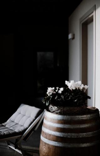 a barrel with flowers on top of it in a room at Moonfrà in Antignano