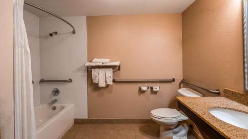 Ванна кімната в Best Western Plus Bradenton Hotel & Suites