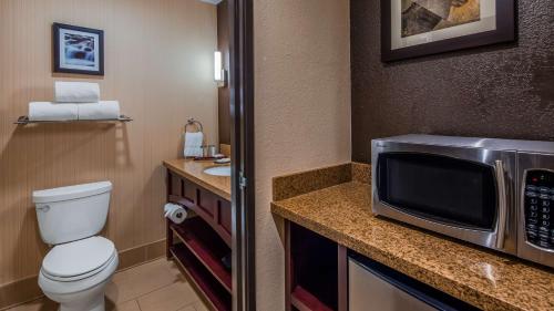 A bathroom at Best Western Plus Truckee-Tahoe Hotel