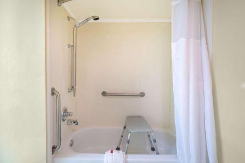 Super 8 by Wyndham North Little Rock/McCain في نورث ليتل روك: حمام مع دش وحوض استحمام