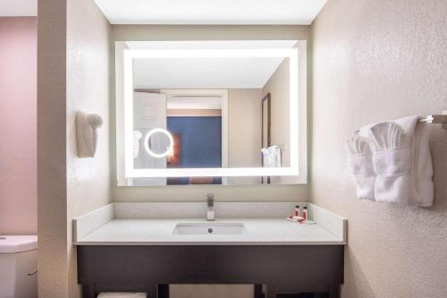 a bathroom with a sink and a mirror at Budget Inn & Suite Atlanta Marietta Stadium in Marietta