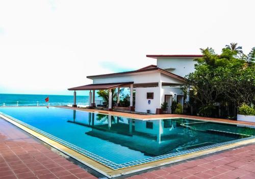 Khanom Beach Residence 내부 또는 인근 수영장