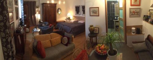 - un salon avec un canapé et un lit dans l'établissement Chambre d'Hôtes Le Tilleul de Canac, à Rodez