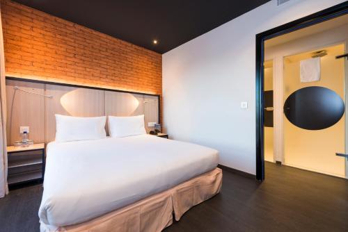 Onomo Hotel Kigaliにあるベッド