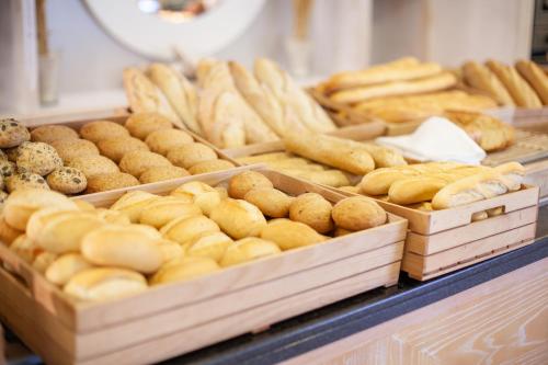 a bakery with lots of different types of bread at Grupotel Port D´Alcudia in Port d'Alcudia