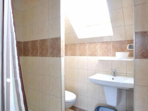 ミコシェボにあるAndromedaのバスルーム(トイレ、洗面台付)