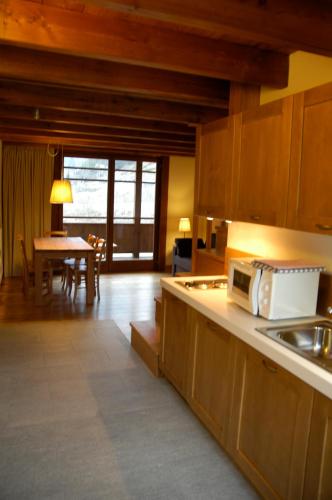 Kuchyň nebo kuchyňský kout v ubytování Pietre Gemelle Resort
